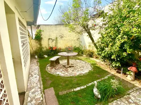 casa dos dormitorios venta c/patio y cochera