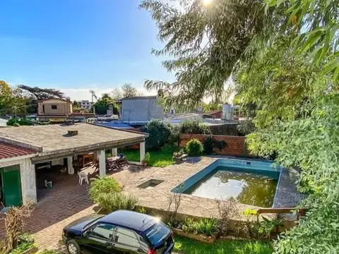 AMPLIA CASA QUINTA DE 6 AMBIENTES CON GRAN JARDIN ARBOLADO 2 QUINCHOS Y PILETA.