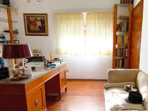 AMPLIA CASA QUINTA DE 6 AMBIENTES CON GRAN JARDIN ARBOLADO 2 QUINCHOS Y PILETA.