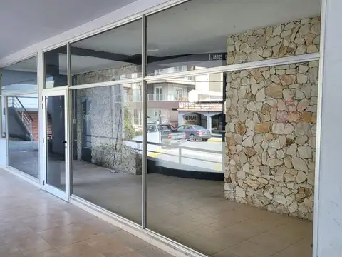 Venta Local Pinamar Centro, excelente ubicación.