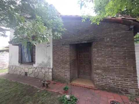 CASA ANTIGUA A LA VENTA CON EXCELENTE LOTE EN ADROGUE CALLE JORGE 1475