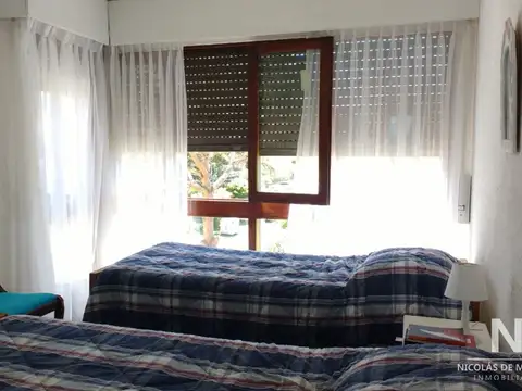 Apartamento en venta de 2 dormitorios en Punta del Este, frente al mar