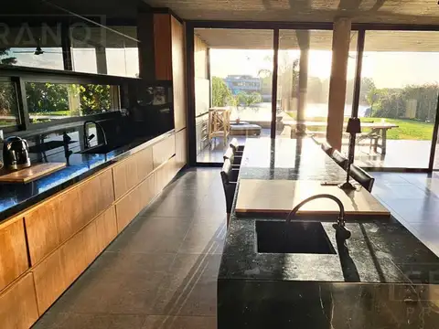 Casa en Alquiler con 1 cochera