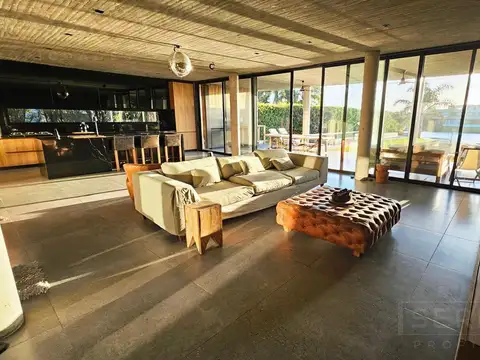 Casa 6 ambientes con 5 baños