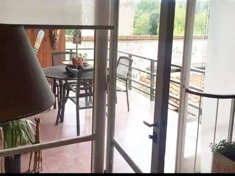 Casa 8 ambientes con 4 baños