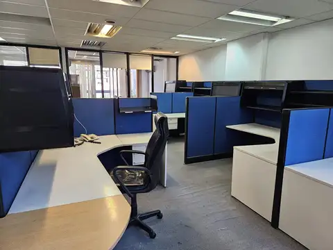 Oficina 13 ambientes con 5 baños