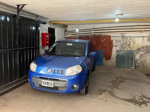 Cochera cubierta con un lugar de guardado de 12 m2 adicional o baulera de 2 m2 en el edificio