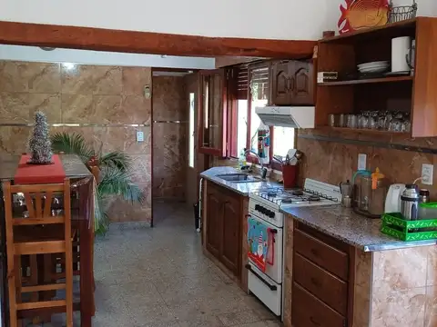 Casa 8 ambientes con 2 baños