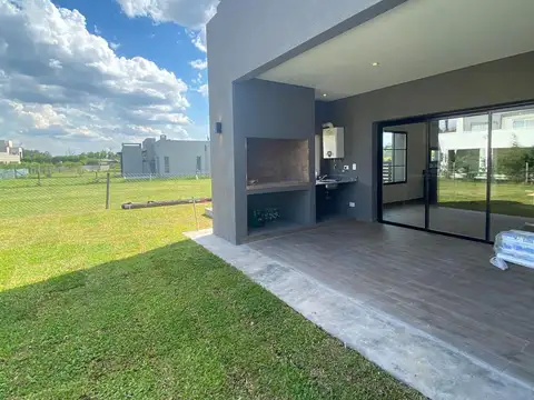 Casa 4 ambientes con 2 baños