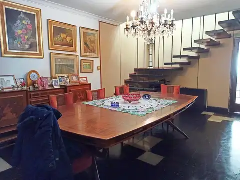 Casa 6 ambientes con 4 baños