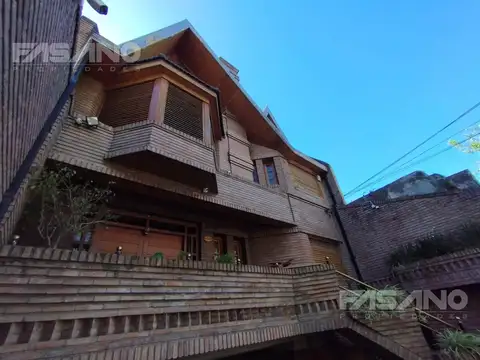 Casa 6 ambientes con 7 baños