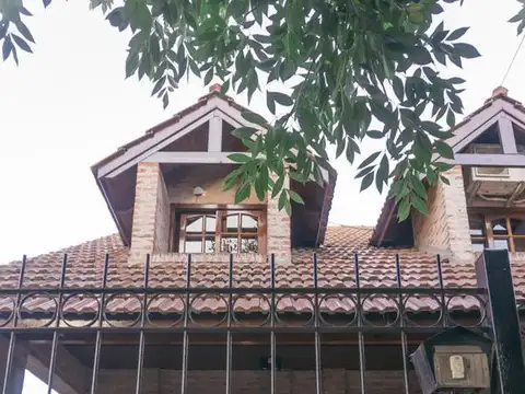 Casa en Venta con 3 cocheras