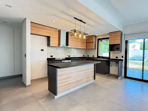 VENTA DE CASA CUATRO AMBIENTES-BARRIO CERRADO BELLA VISTA