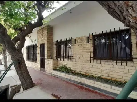 Casa en venta - 3 Dormitorios 1 Baño - 250Mts2 - Guaymallén