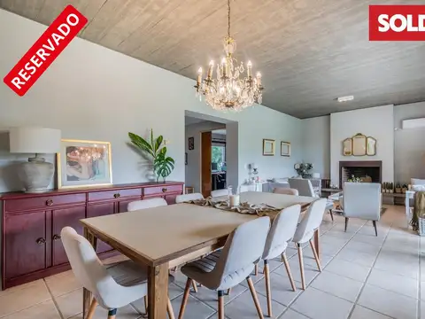 Casa de 4 cuartos, más escritorio y play. Piscina. Excelente calidad