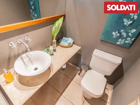 Casa de 4 cuartos, más escritorio y play. Piscina. Excelente calidad