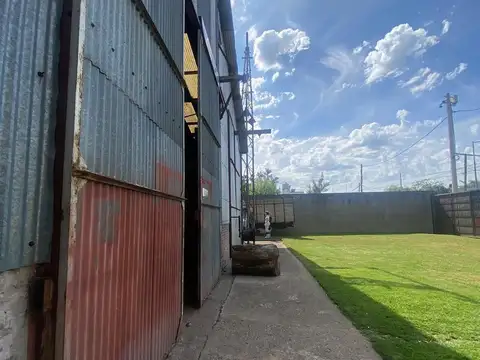 Excelente Galpón con oficina sobre lote de 1750 m2