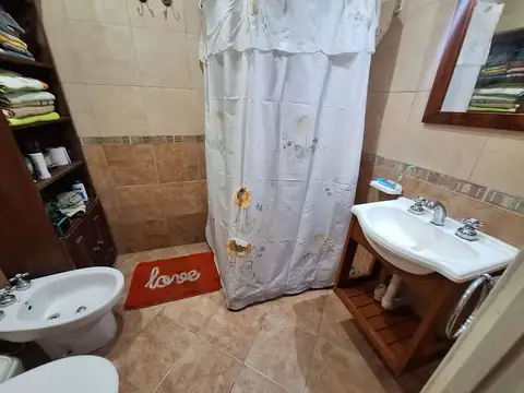 Casa 4 ambientes con 2 baños
