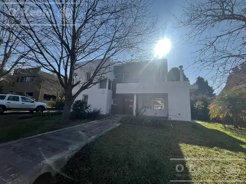 Casa en venta en uno de los Barrios Centrales en Abril C.C, Guillermo Hudson, Berazategui - Apto Credito