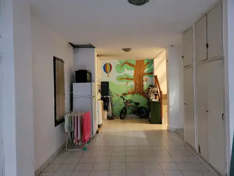 Casa 8 ambientes con 2 baños