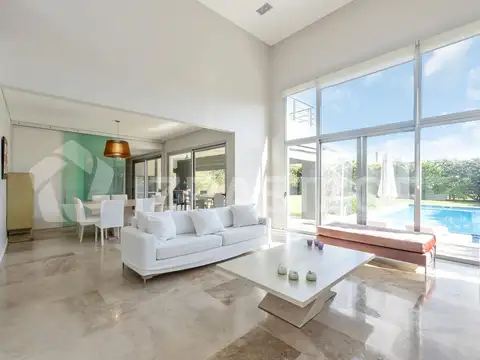 Casa en La Lomada sobre lote central – 3 cuartos en suite  Diseño moderno