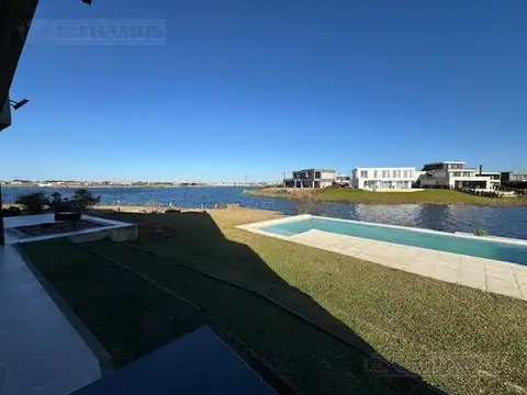 Casa con excelente diseño en Barrio Marinas Puertos del Lago