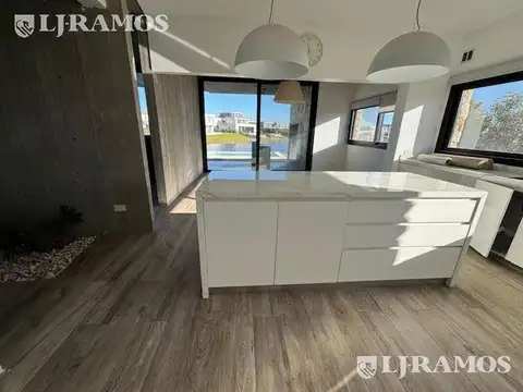 Casa 8 ambientes con 5 baños