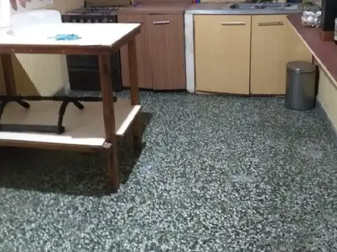 Casa con 3 departamentos- Rep. del Libano al 1900, Quilmes Oeste