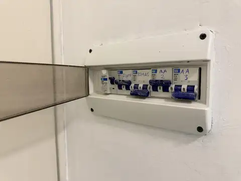 Excelente oficina con baño, cocina, equipamiento, recién pintada, lista para usar!