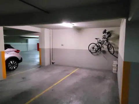 Venta de 4 espaciosas cocheras fijas y cubiertas. Excelente ubicación