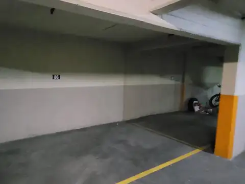 Venta de 4 espaciosas cocheras fijas y cubiertas. Excelente ubicación