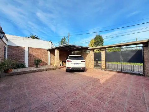 Casa 7 ambientes con 2 baños