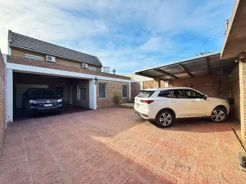 Casa en Venta con 5 cocheras