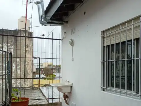 1er.piso por escalera - 1 Dormitorio - Patio.