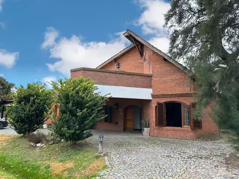 Casa en venta en Country Club El Bosque, Campana - 5 Ambientes