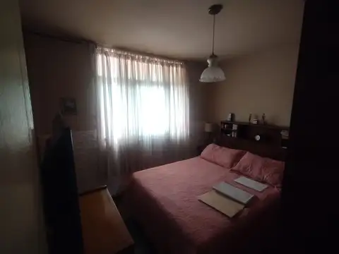 Casa 8 ambientes con 2 baños