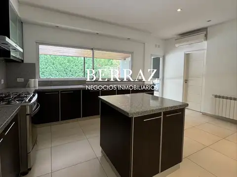 Casa en Venta con 3 cocheras
