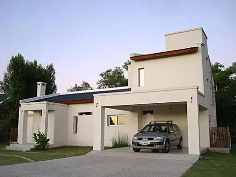 Casa en venta - 4 Dormitorios 4 Baños - Pilar