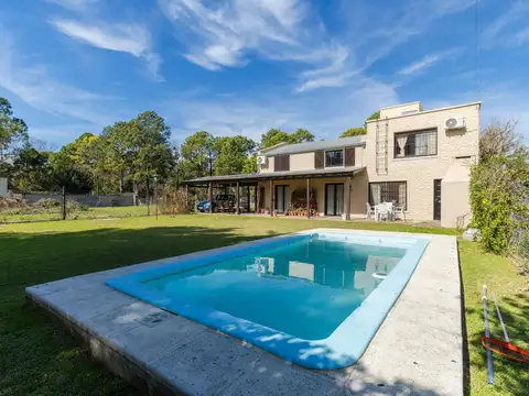 EN VENTA - CASA DE TRES DORMITORIOS CON PATIO - FUNES