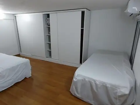 EXCELENTE 2 AMBIENTES AMOBLADO Y EQUIPADO.