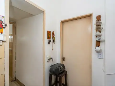 Venta PH  Tres ambientes Parque Chacabuco. Independiente.  Sin Expensas