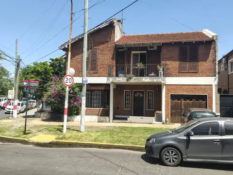Casa  de 5 ambientes en venta en Castelar Norte. apto credito