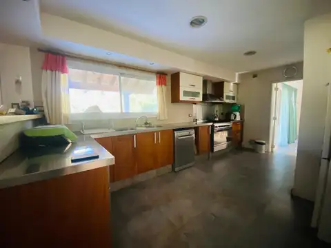 Casa 7 ambientes con 4 baños