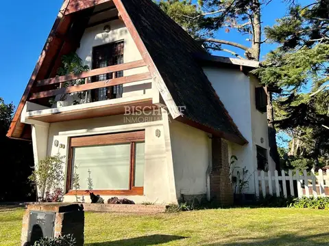 CASA DE 3 AMBIENTES EN BARRIO NORTE + DEPTO. TODOS LOS SERVICIOS