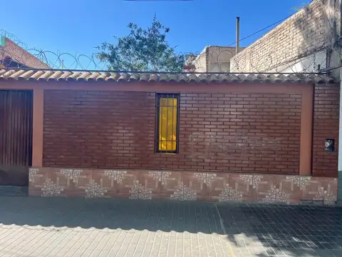 Casa en Alquiler con 2 cocheras