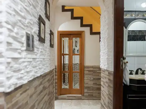 RETAZADA  Chalet en 2 plantas 5 ambientes quincho y piscina