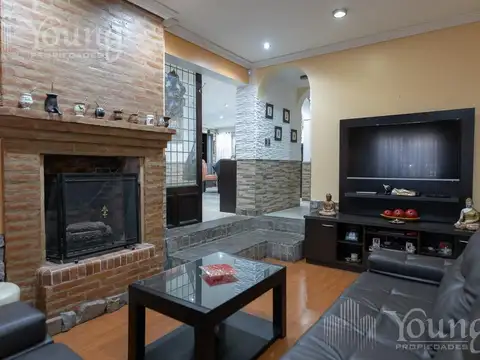 Casa en Venta con 2 cocheras