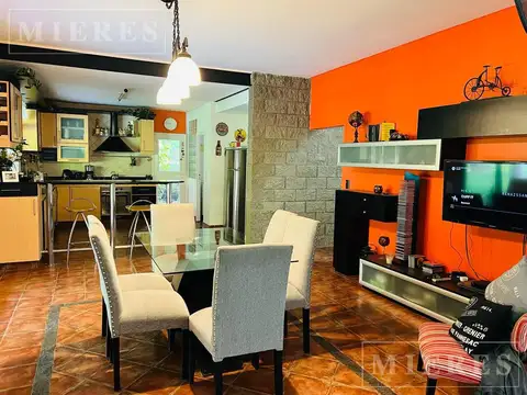 Casa en Venta con 2 cocheras