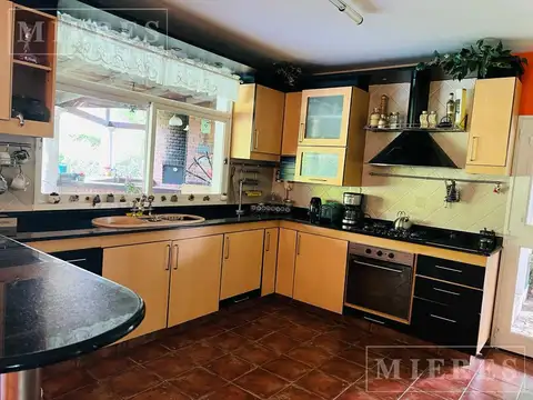 Casa 6 ambientes con 2 baños