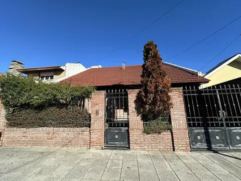 VENTA CASA 5 AMBIENTES + QUINCHO - PERLA NORTE
